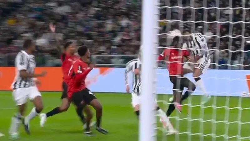 Insólita mano en Juventus – Rennes: Pedía offside y terminó en penal