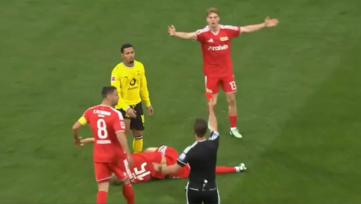 Insólito blooper en Bundesliga: Nwaneri, expulsado por error en 17 segundos de partido