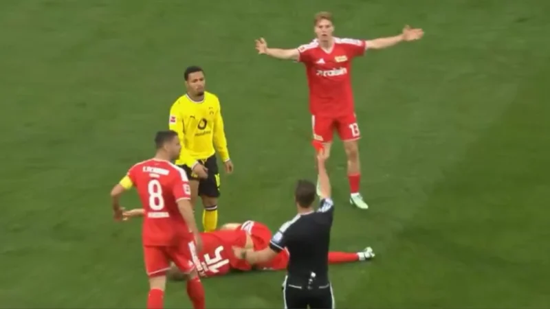 Insólito blooper en Bundesliga: Nwaneri, expulsado por error en 17 segundos de partido