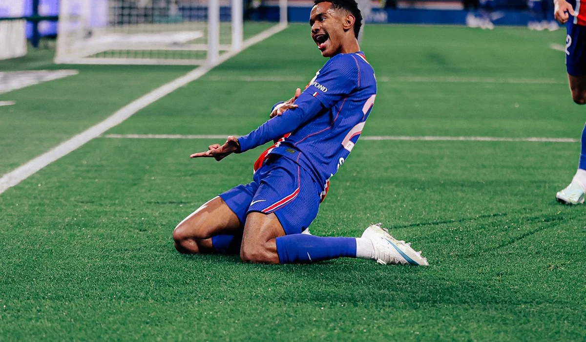 PSG le ganó el clásico al Lyon con goles de Mayulu y Godts