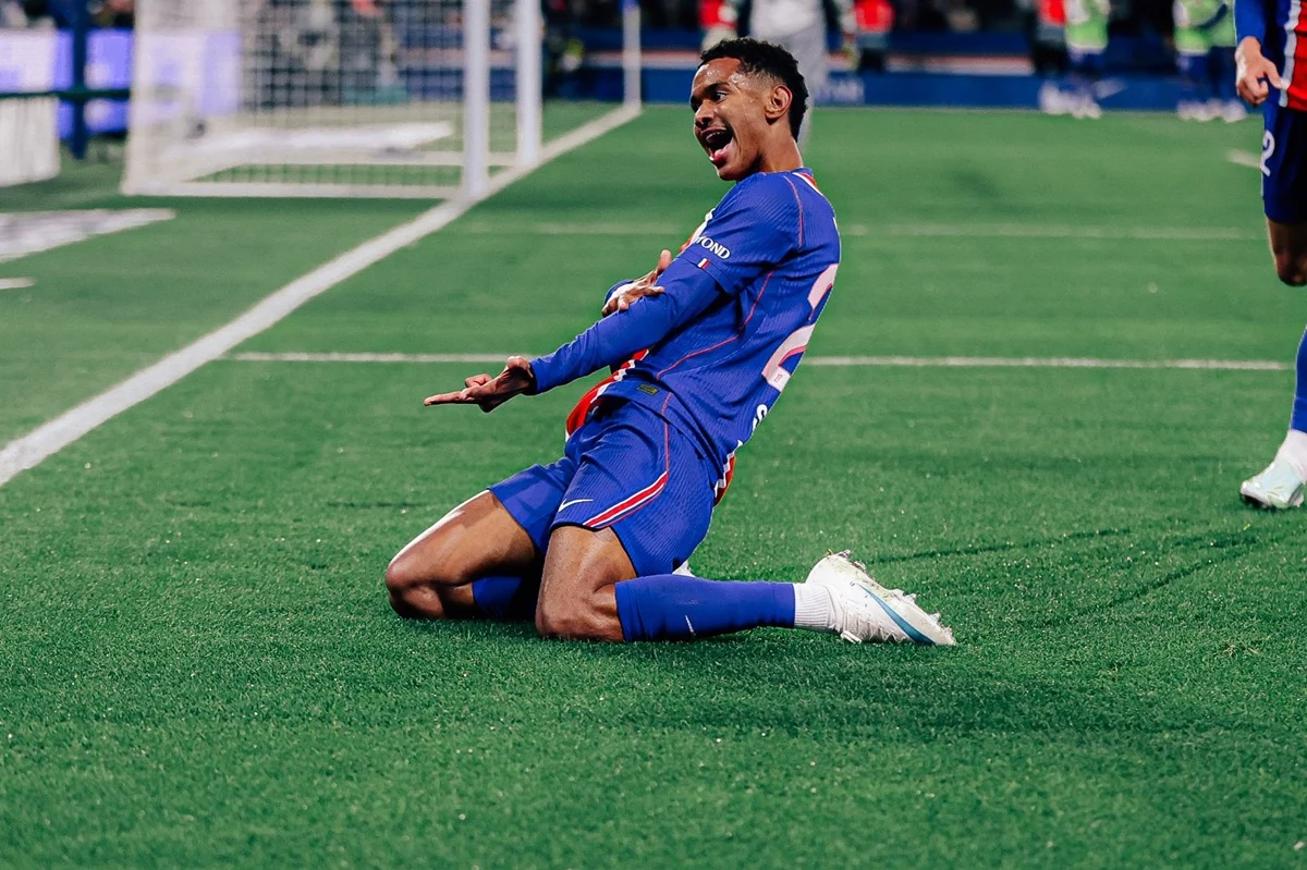 PSG le ganó el clásico al Lyon con goles de Mayulu y Godts