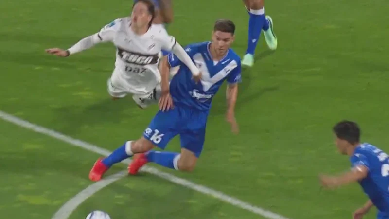 Platense tuvo penal polémico y Vélez celebró el yerro de Lagos