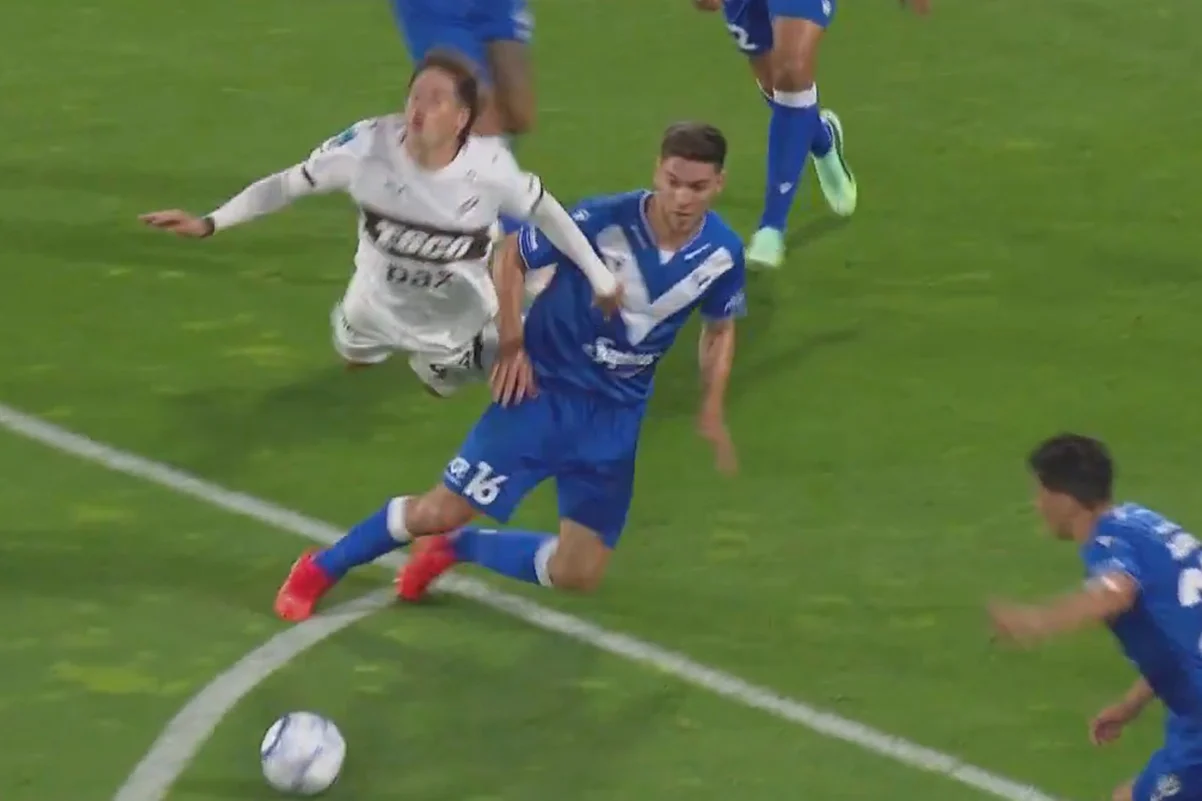 Platense tuvo penal polémico y Vélez celebró el yerro de Lagos