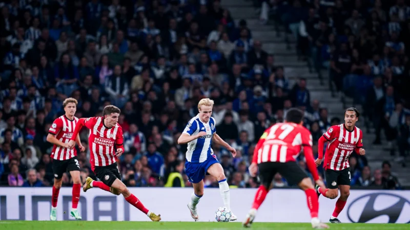 PSV aprovechó su momento y venció a Porto en Portugal
