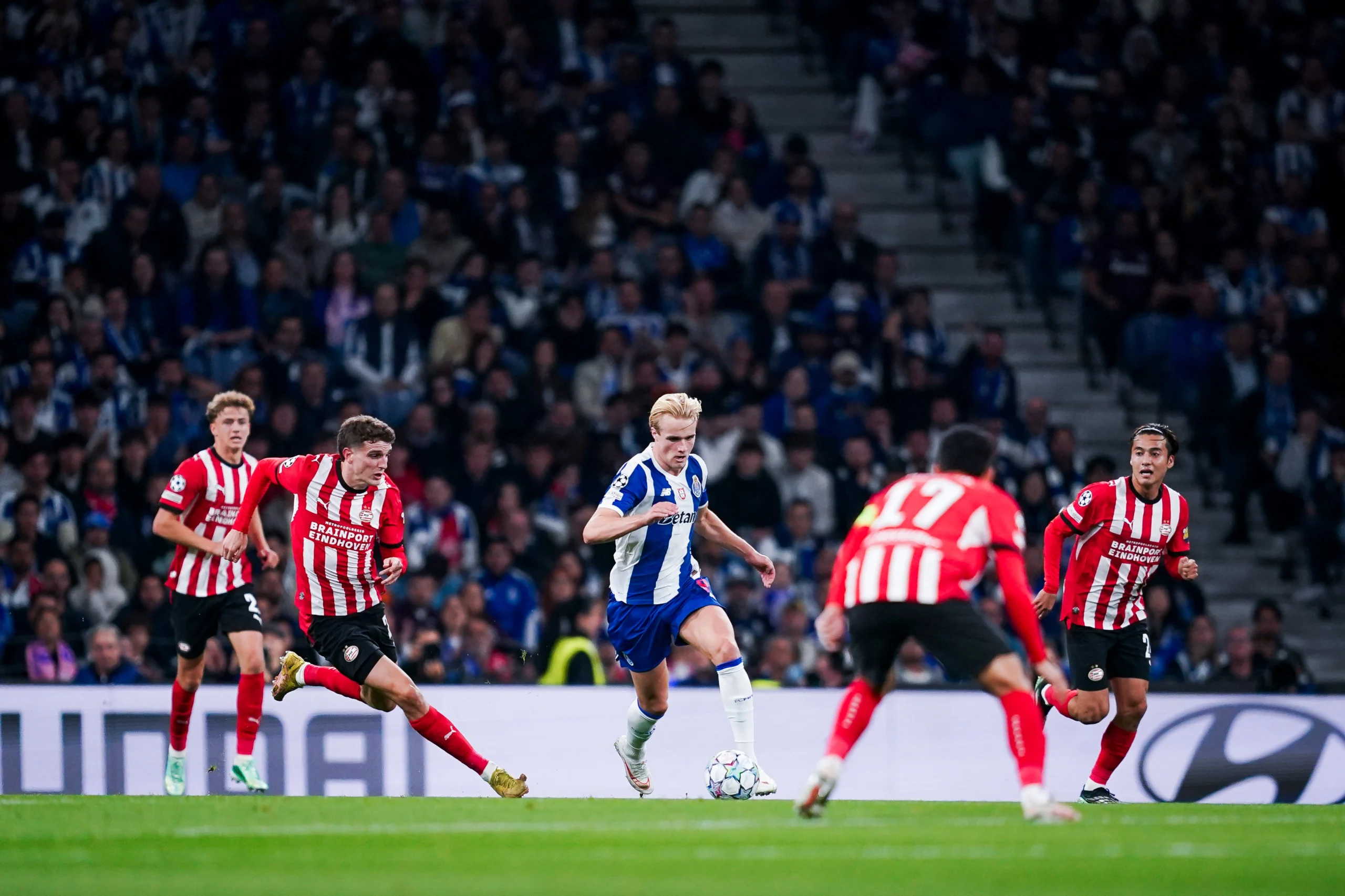 PSV aprovechó su momento y venció a Porto en Portugal