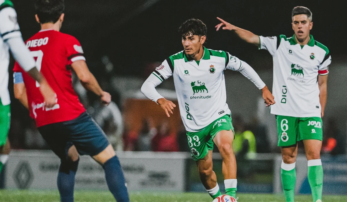 Racing de Santander derrotó a Ribadesella con doblete de Asier Villalibre