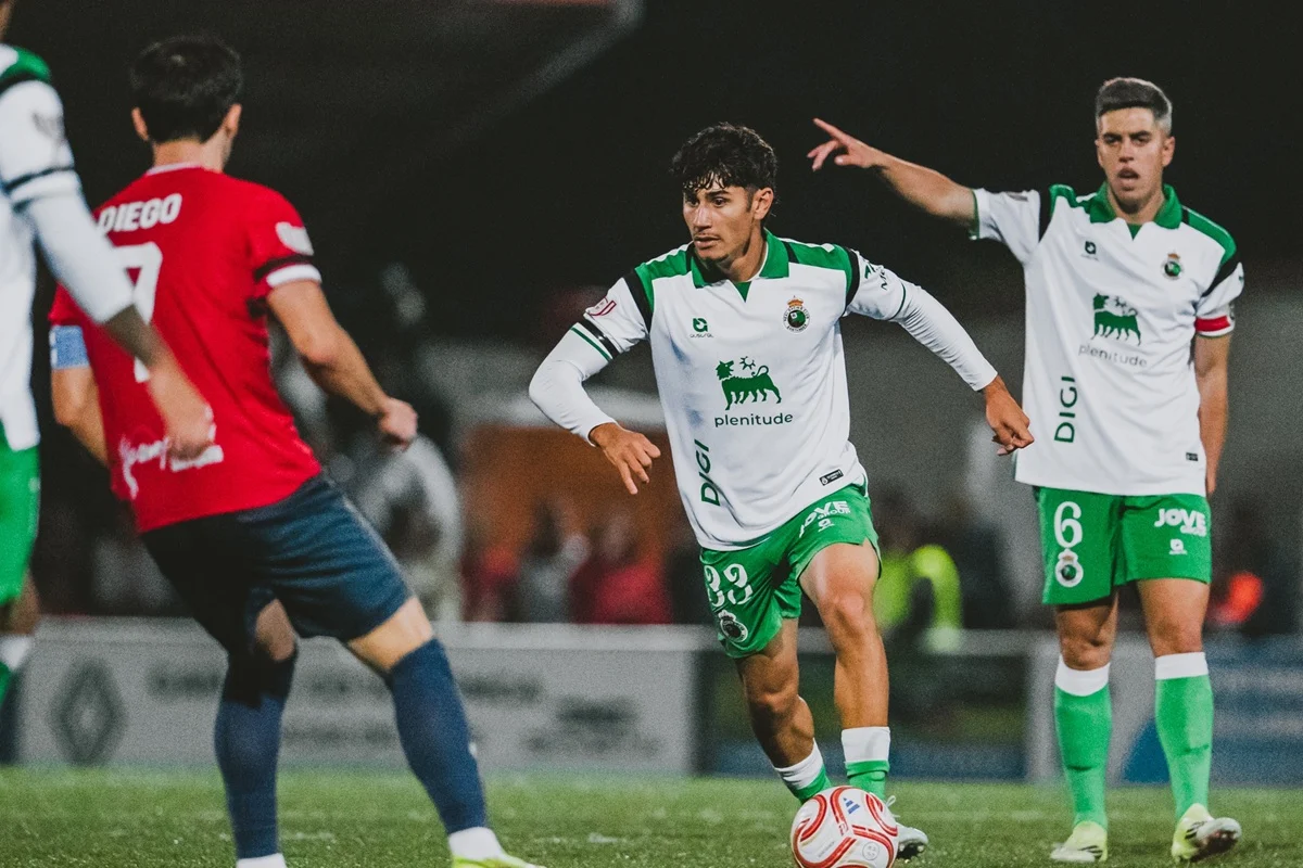 Racing de Santander derrotó a Ribadesella con doblete de Asier Villalibre