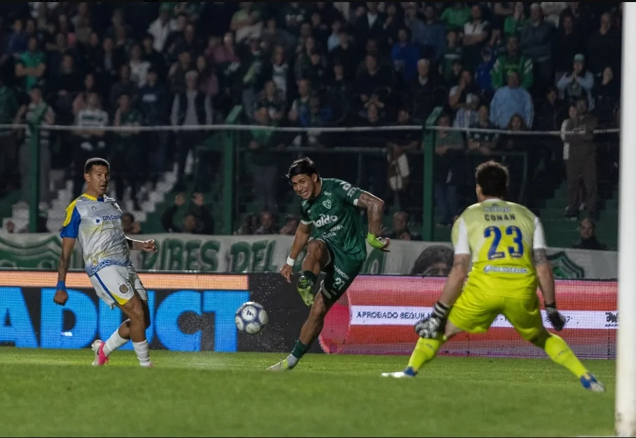 Con doblete de Gastón Ávila, Rosario Central venció 2-1 a Sarmiento en Junín