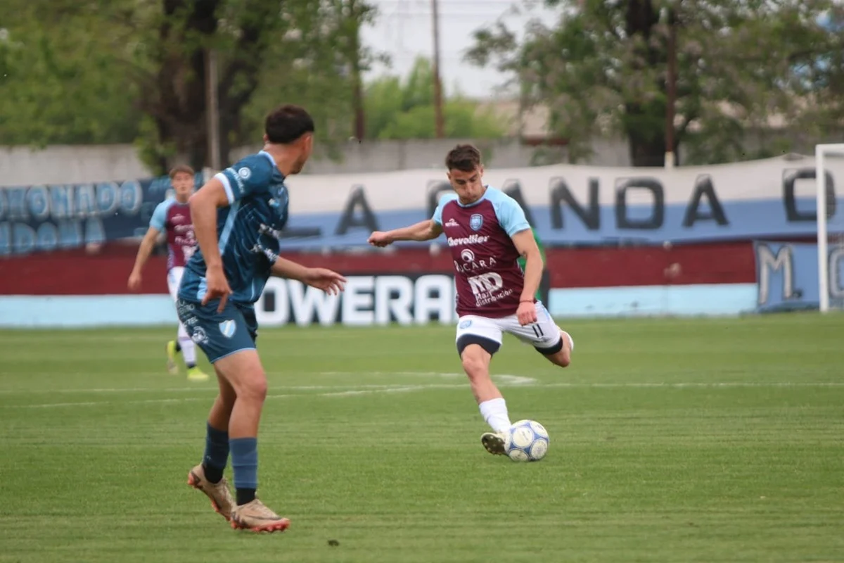 UAI Urquiza le ganó a Villa San Carlos y calentó el descenso en Primera B