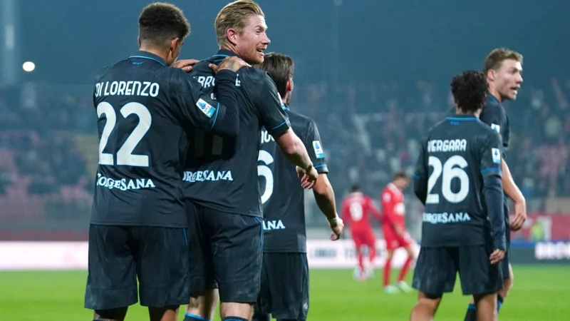 Napoli goleó a Monza para volver al triunfo en Serie A