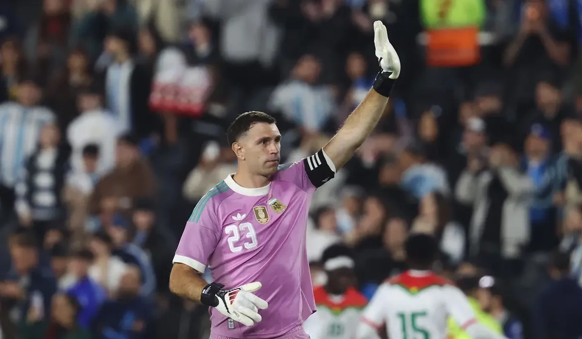 Dibu Martínez tomó la cinta de capitán de Argentina tras la salida del Cuti Romero