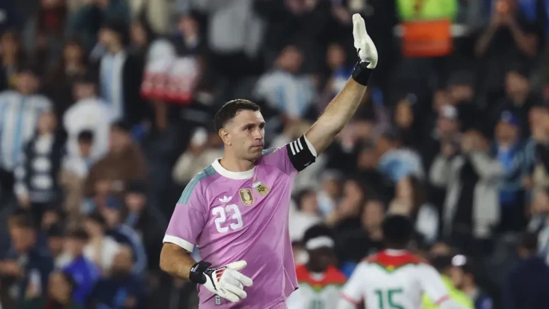 Dibu Martínez tomó la cinta de capitán de Argentina tras la salida del Cuti Romero