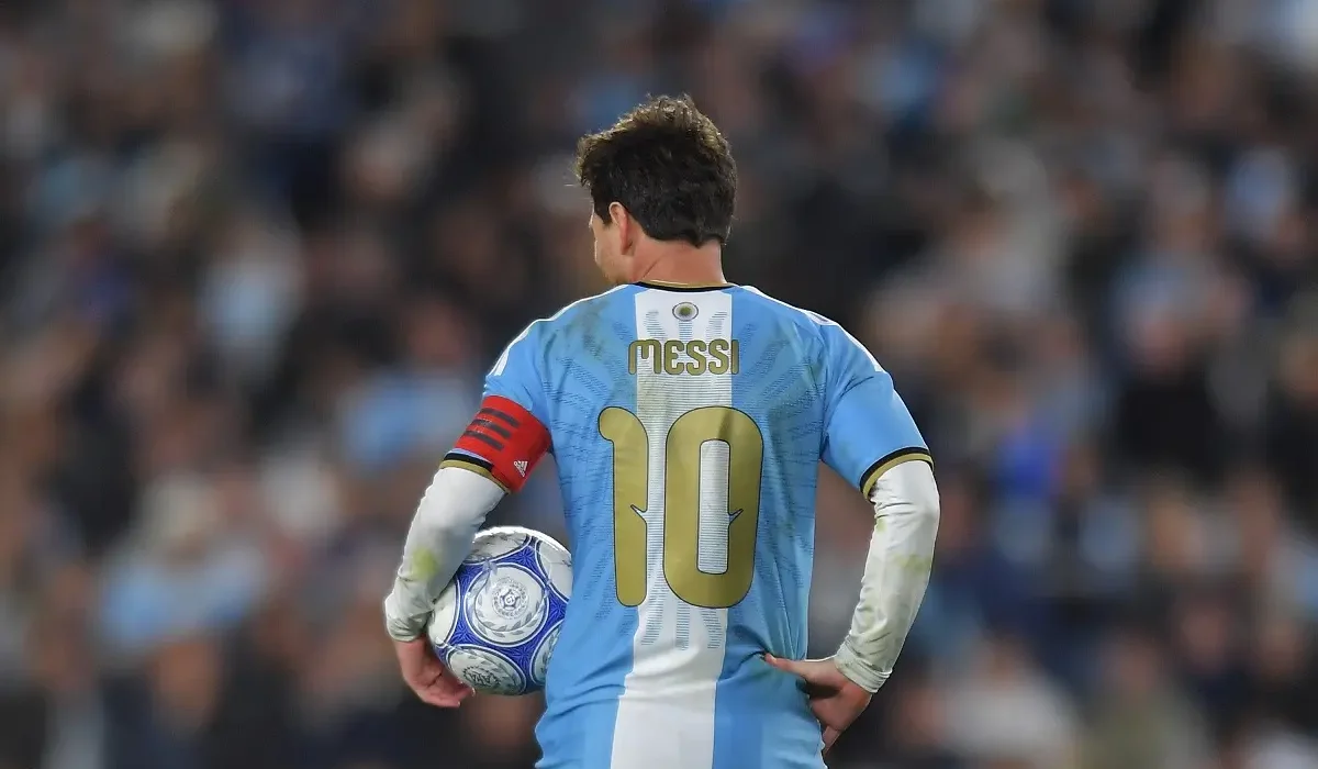 Lionel Messi se dio el gusto en su despedida de la Selección y marcó el gol 126 con Argentina