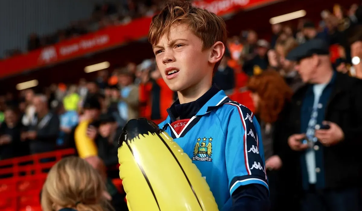 Los hinchas del Manchester City inundaron Anfield Road de bananas inflables: ¿por qué?
