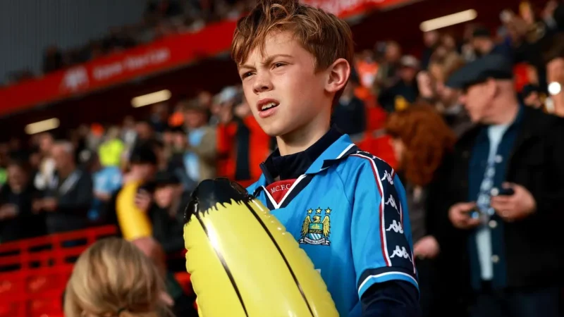 Los hinchas del Manchester City inundaron Anfield Road de bananas inflables: ¿por qué?