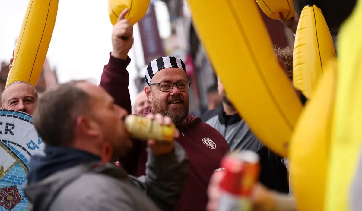 Las bananas inflables volvieron a acompañar al Manchester City en medio del escándalo financiero