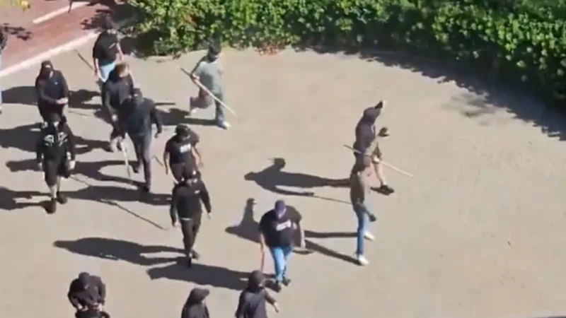 Escándalo y batalla campal entre hinchas de Levante y Sevilla antes del partido