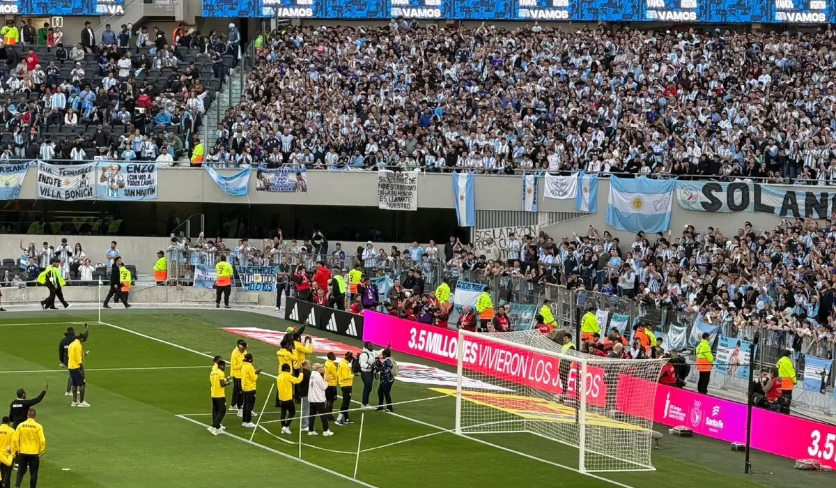 Benín salió a reconocer el césped del Monumental y se ganó una gran ovación de los hinchas