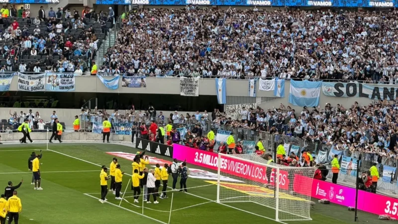 Benín salió a reconocer el césped del Monumental y se ganó una gran ovación de los hinchas