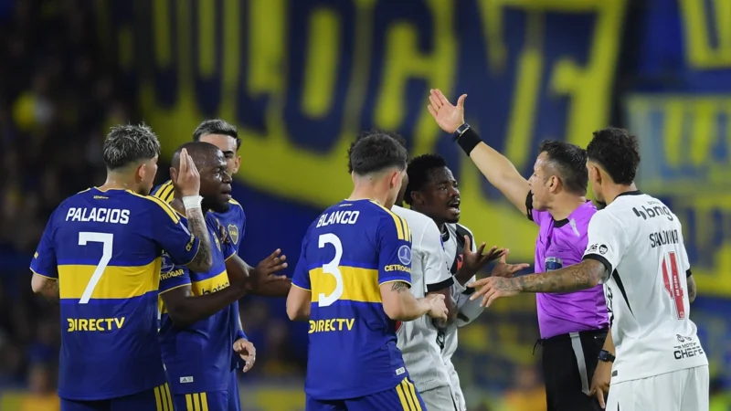 Insólita y polémica expulsión de Andrés Gómez en Boca vs Vasco: dos amarillas en cinco segundos