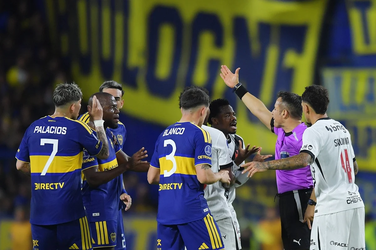 Insólita y polémica expulsión de Andrés Gómez en Boca vs Vasco: dos amarillas en cinco segundos