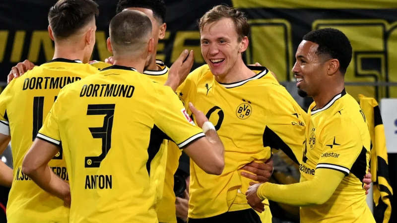 Borussia Dortmund derrotó a Frankfurt y mantuvo la cima en Bundesliga