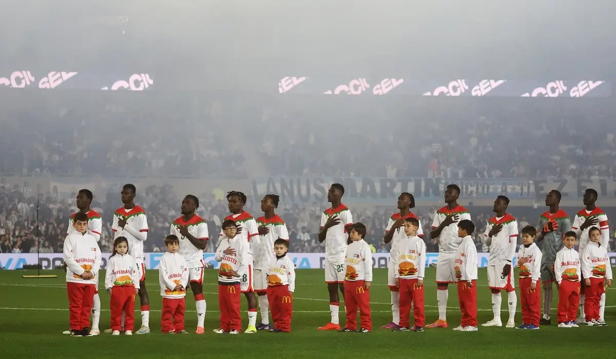 Los jugadores de Burkina Faso se desesperaron para llevarse las camisetas de la Selección Argentina