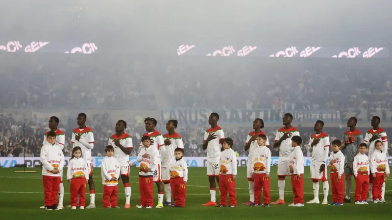 Los jugadores de Burkina Faso se desesperaron para llevarse las camisetas de la Selección Argentina
