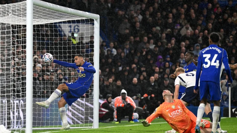 Penders, reemplazante de Dibu Martínez, se metió un gol en contra en Chelsea – Tottenham