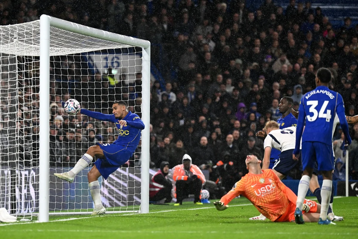 Penders, reemplazante de Dibu Martínez, se metió un gol en contra en Chelsea – Tottenham
