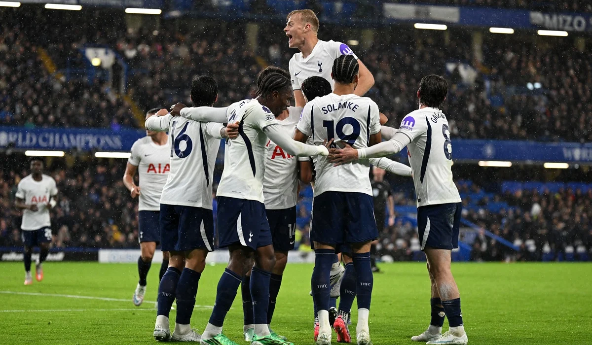 Chelsea le dio una mano y Tottenham le ganó el derbi de Londres