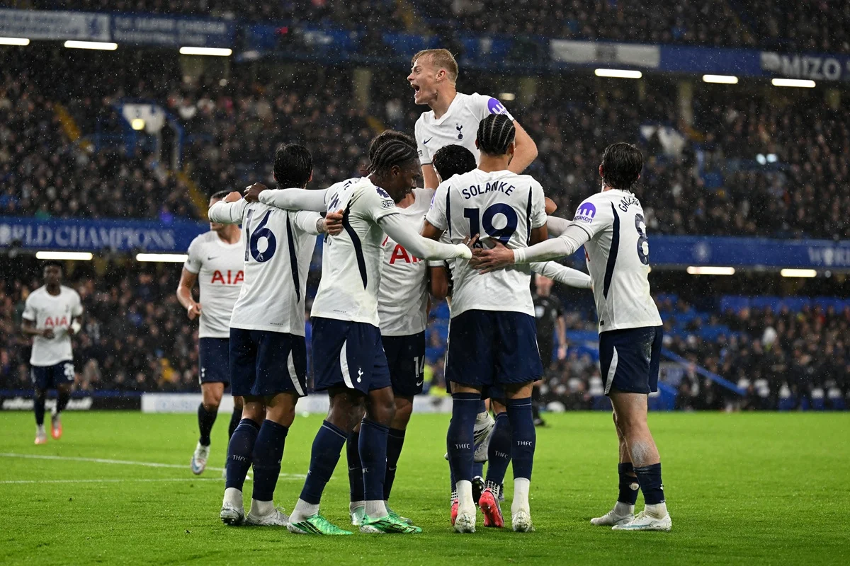 Chelsea le dio una mano y Tottenham le ganó el derbi de Londres