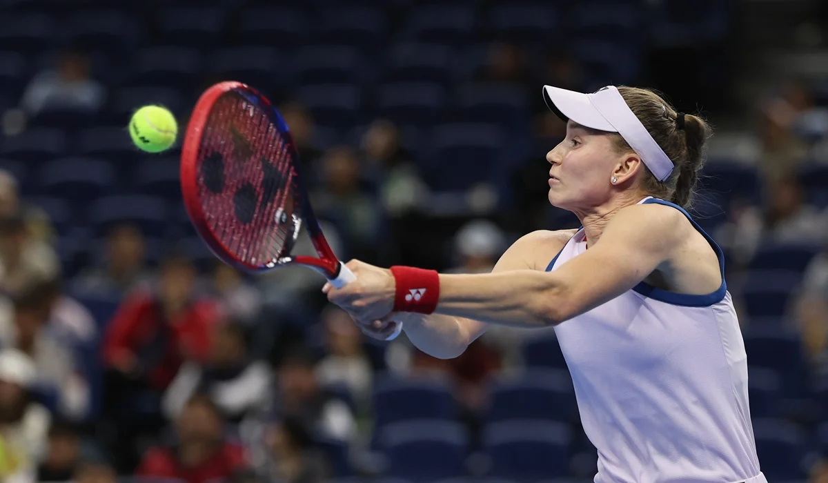 Elena Rybakina batalló de más pero sigue firme en la defensa del Abierto de Ningbo