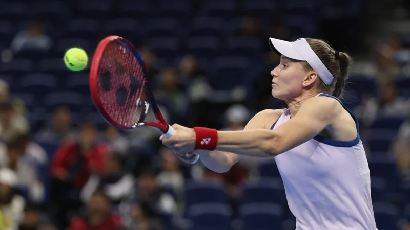 Elena Rybakina batalló de más pero sigue firme en la defensa del Abierto de Ningbo