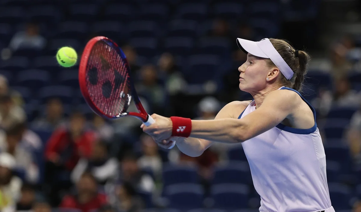 Elena Rybakina batalló de más pero sigue firme en la defensa del Abierto de Ningbo