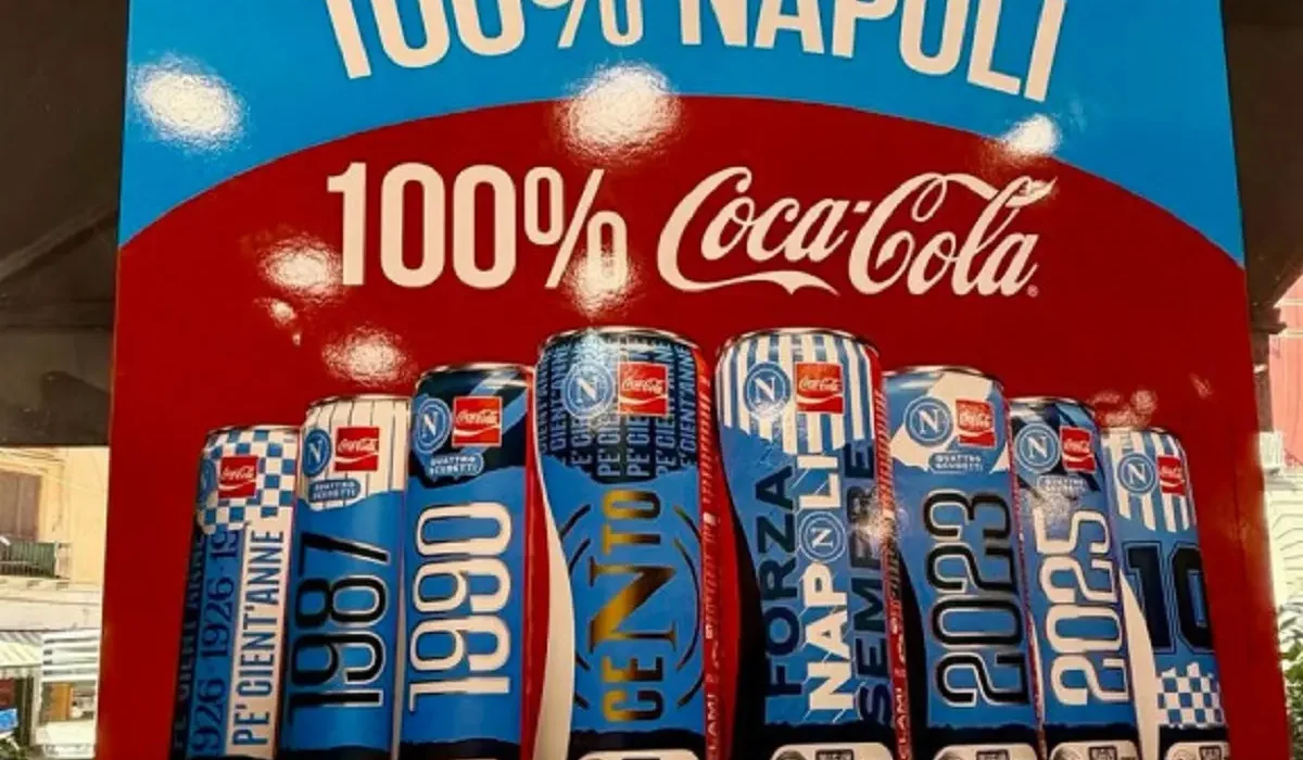 Coca-Cola lanzó latas de colección por el centenario del Napoli con Maradona como protagonista