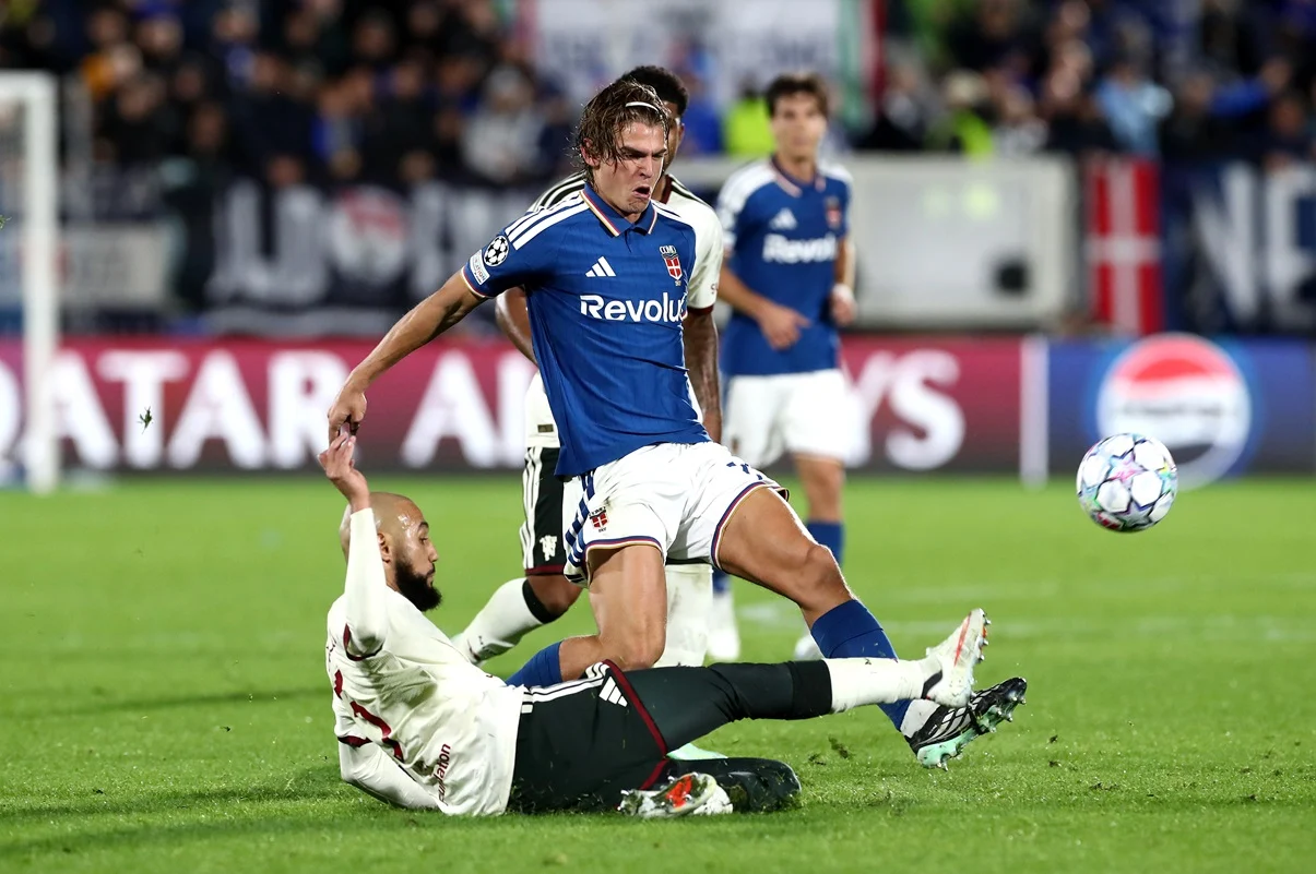 Nico Paz brilló en una hora ante Manchester United con doblete y una asistencia