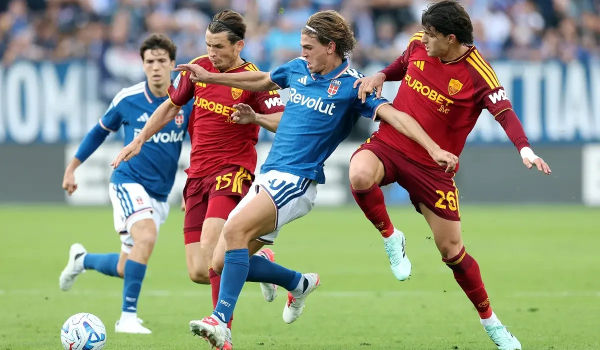 Roma resistió con diez y rescató un punto ante Como pero perdió la cima de la Serie A