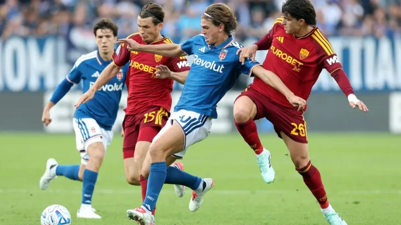 Roma resistió con diez y rescató un punto ante Como pero perdió la cima de la Serie A