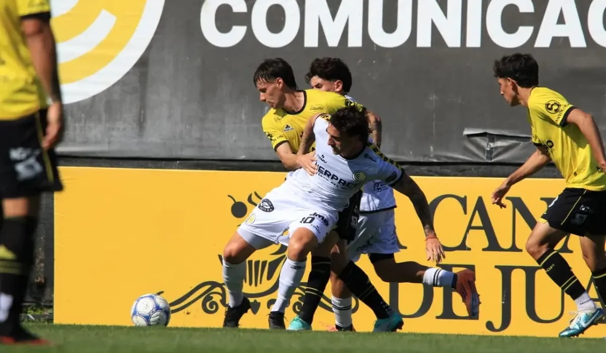 Comunicaciones aguantó como pudo con diez pero Flandria se lo empató