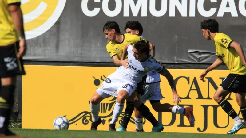 Comunicaciones aguantó como pudo con diez pero Flandria se lo empató