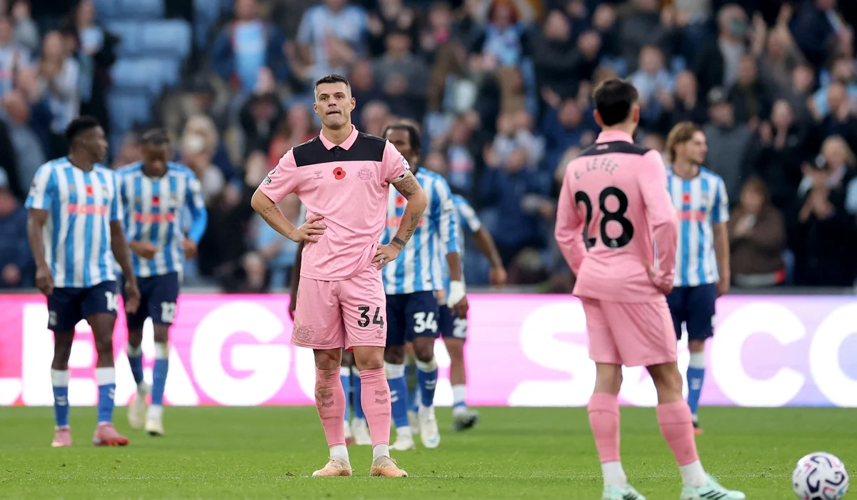 Las derrotas de Sunderland y Nottingham Forest evitaron que Manchester United caiga en zona de descenso