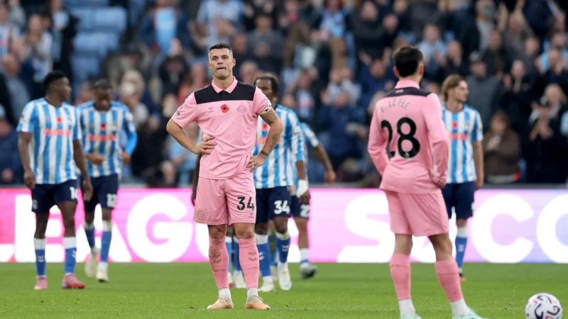 Las derrotas de Sunderland y Nottingham Forest evitaron que Manchester United caiga en zona de descenso