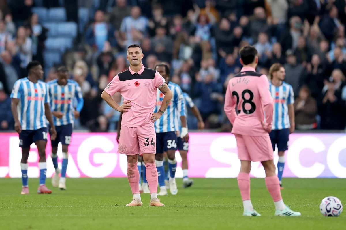 Las derrotas de Sunderland y Nottingham Forest evitaron que Manchester United caiga en zona de descenso