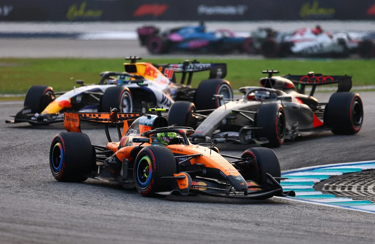 Lando Norris casi emula a Colapinto y evita chocar a Piastri de milagro