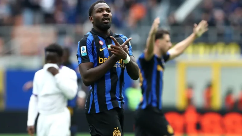 Inter logró un triunfo milagroso ante Fiorentina con dos goles en el descuento y sigue en la cima de la Serie A