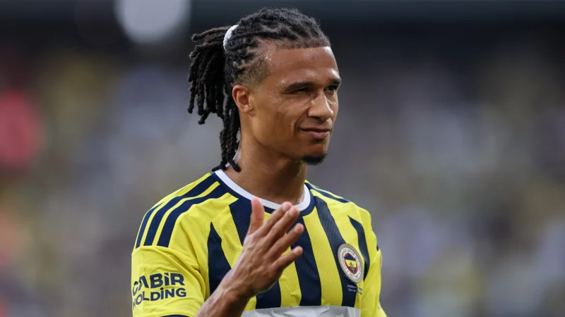 Nathan Aké salió lesionado en Fenerbahce y preocupó a Países Bajos