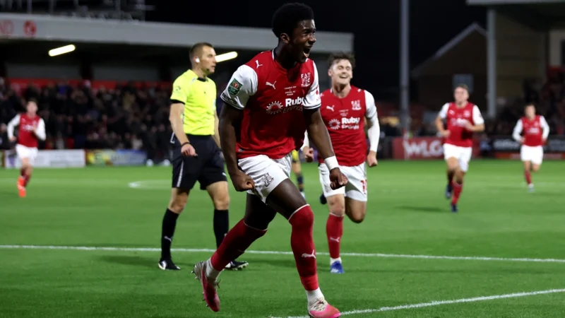 Fleetwood Town da la nota y le gana al Arsenal en el descanso