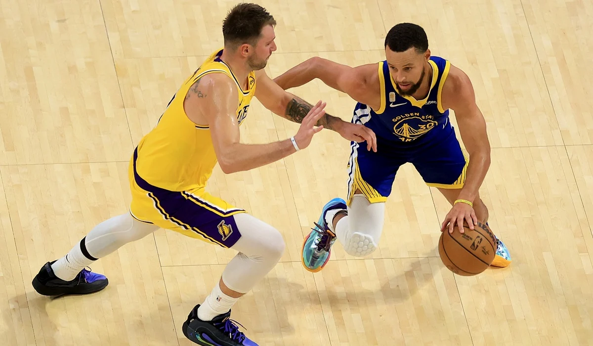 Los Lakers le ganaron a Golden State con show de Doncic y Curry