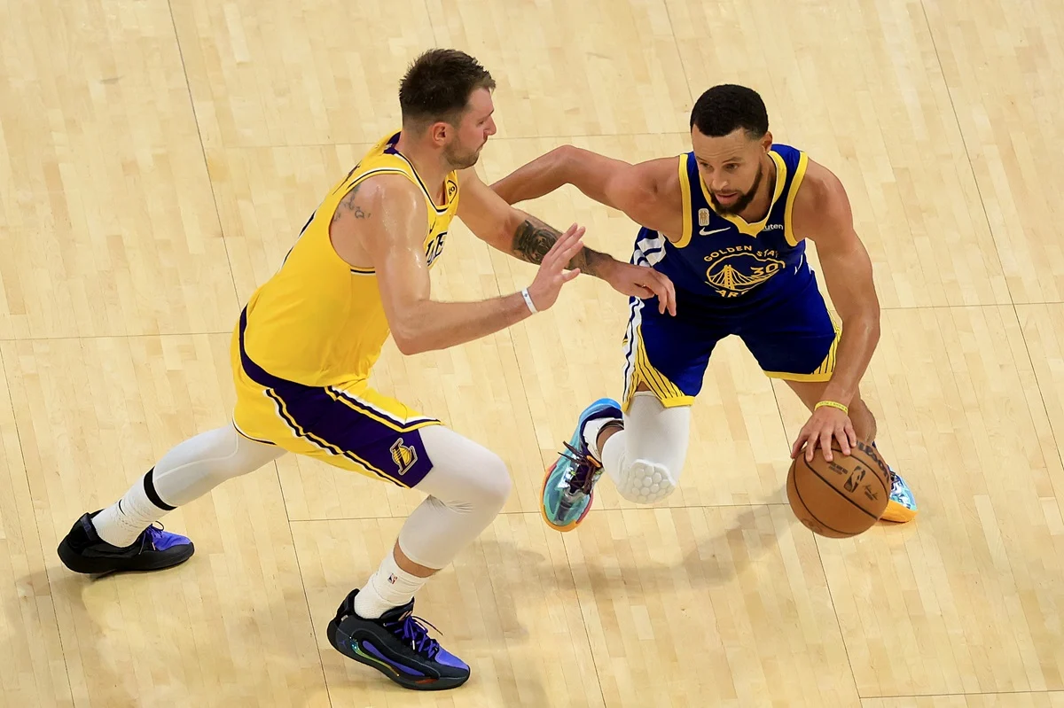 Los Lakers le ganaron a Golden State con show de Doncic y Curry